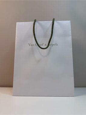 Van Cleef & Arpels Boutique Shopping Gift Bag White Luxury Packaging